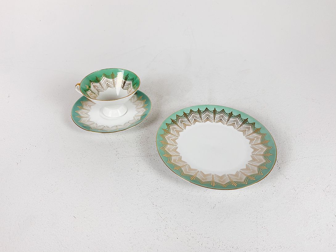 Foto Porcelain Plate with Turquoise Rim and Golden Details ø20cm