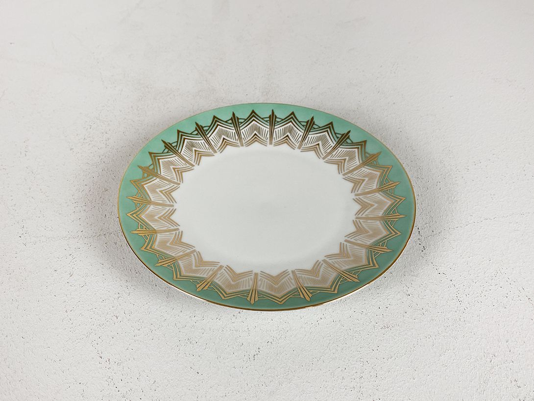 Foto Porcelain Plate with Turquoise Rim and Golden Details ø20cm