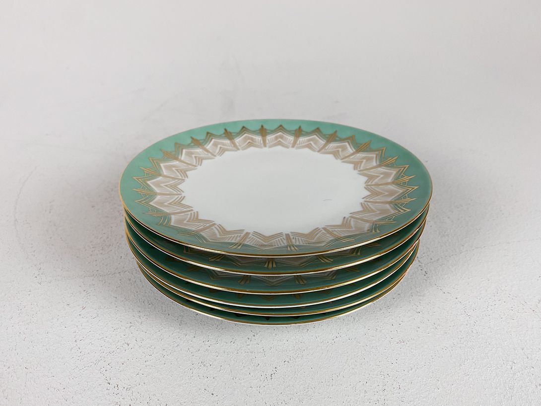 Foto Porcelain Plate with Turquoise Rim and Golden Details ø20cm