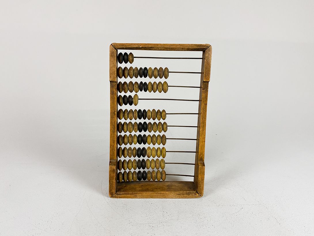 Foto Rustic Wooden Abacus with Bright and Dark Beads h31