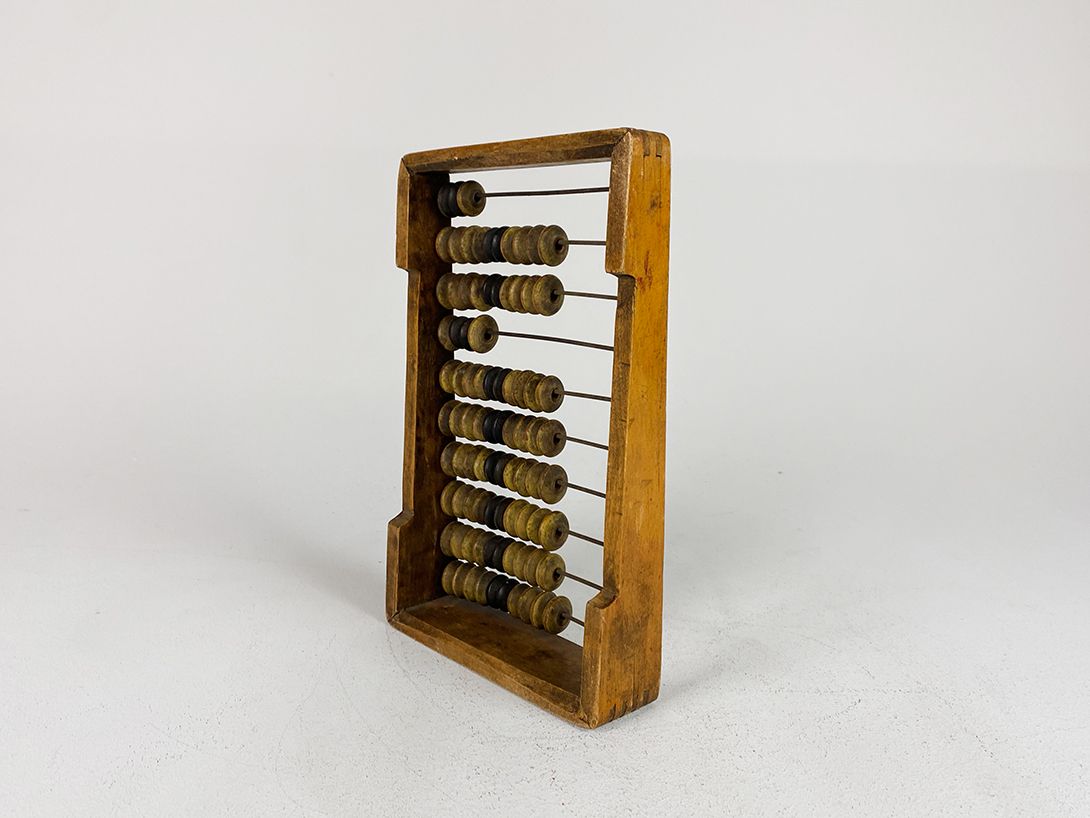 Foto Rustic Wooden Abacus with Bright and Dark Beads h31