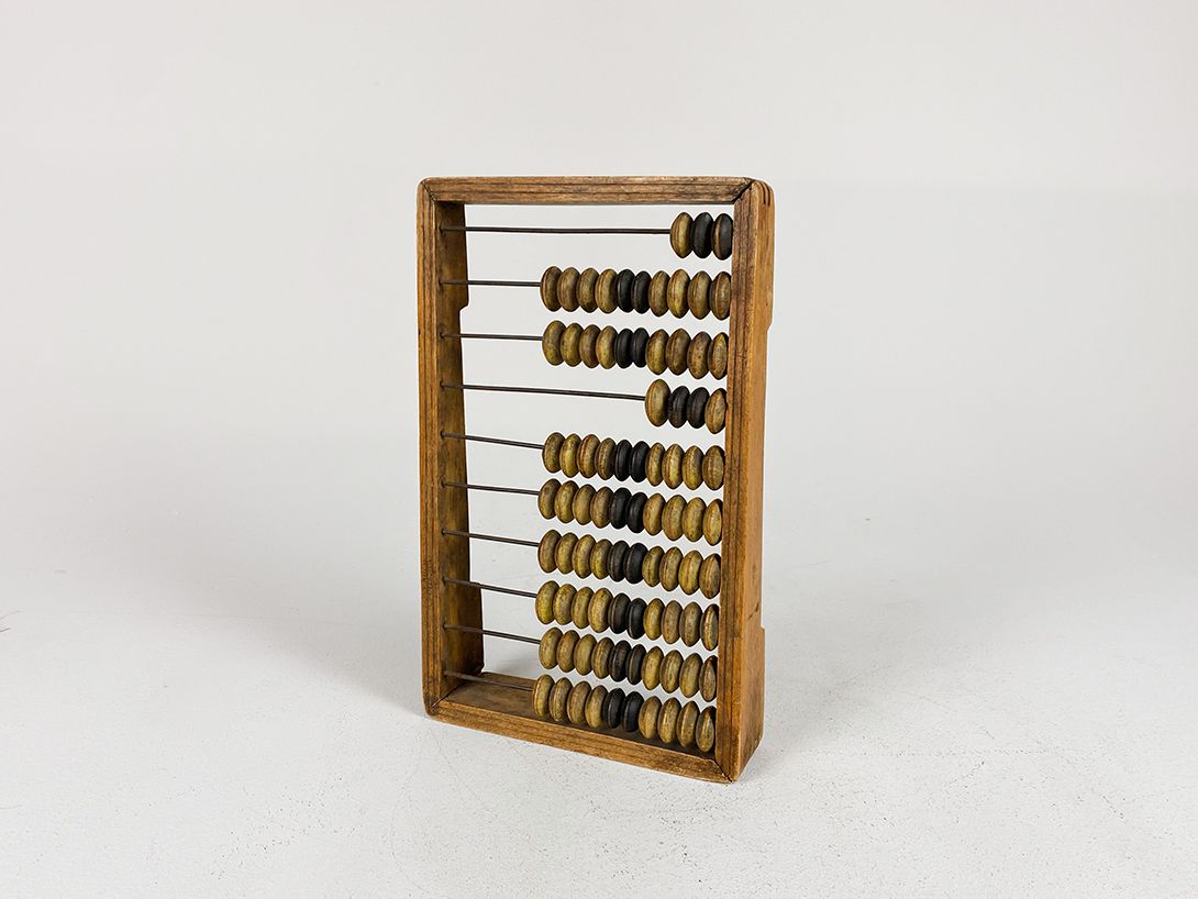 Foto Rustic Wooden Abacus with Bright and Dark Beads h31