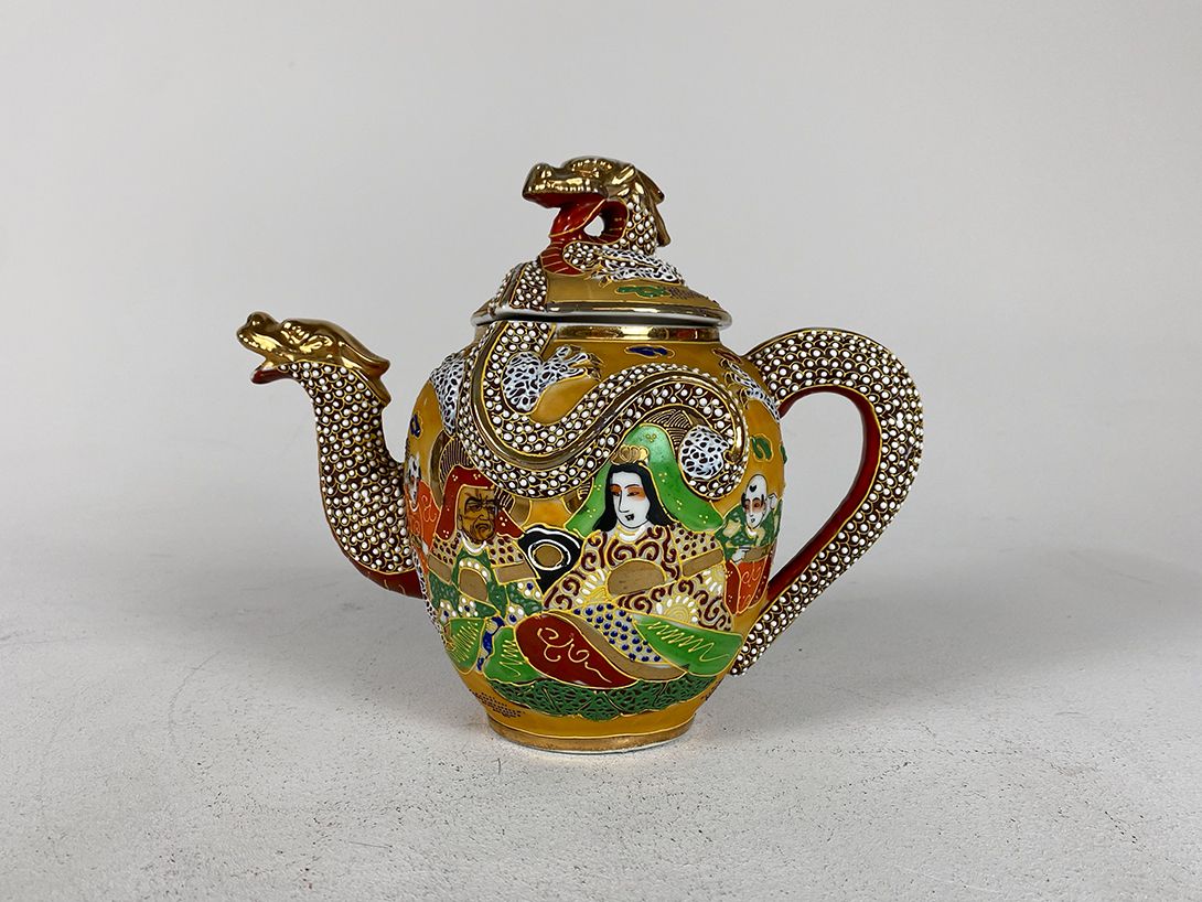 Foto Colorful Chinese Teapot with Dragon Relief