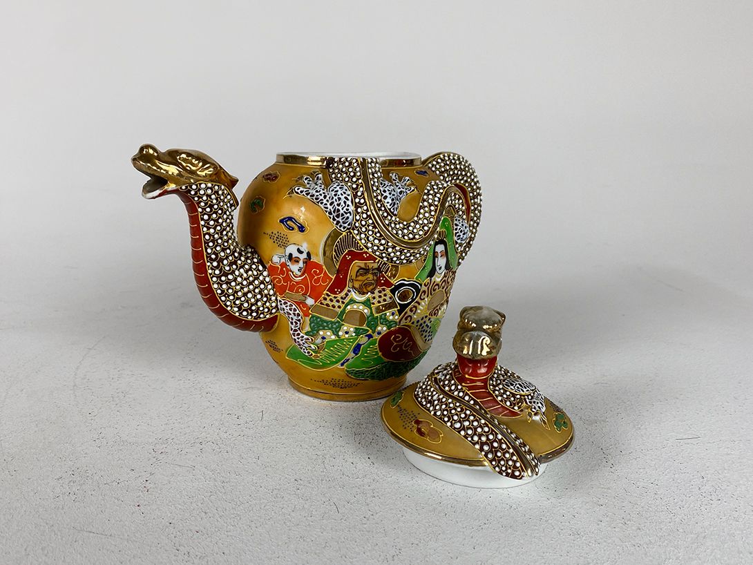 Foto Colorful Chinese Teapot with Dragon Relief