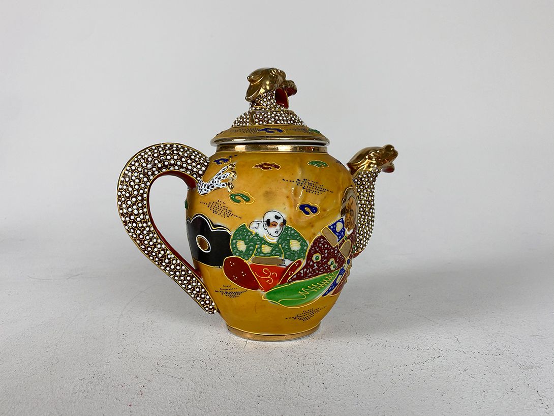 Foto Colorful Chinese Teapot with Dragon Relief