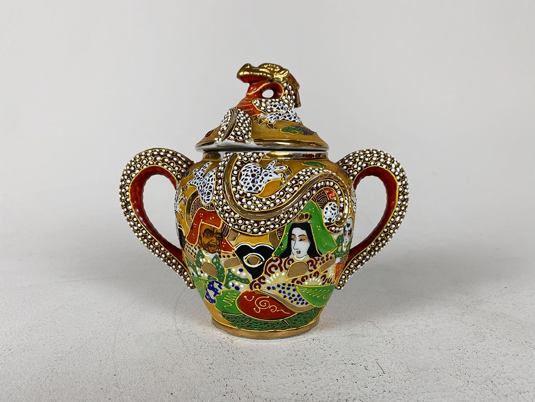 Foto Colorful Chinese Sugar Can with Dragon Relief