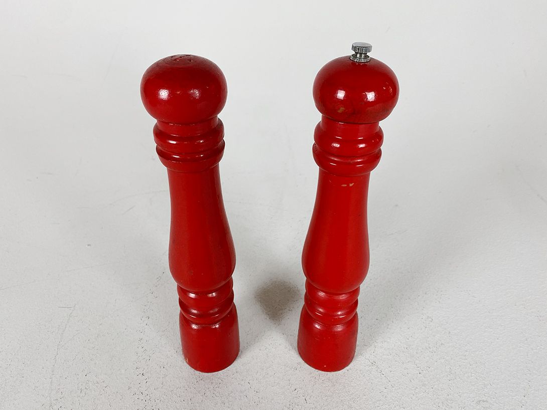 Foto Big Red Salt and Pepper Mills