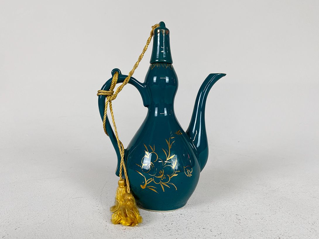 Foto Oriental Teapot with Yellow Cord