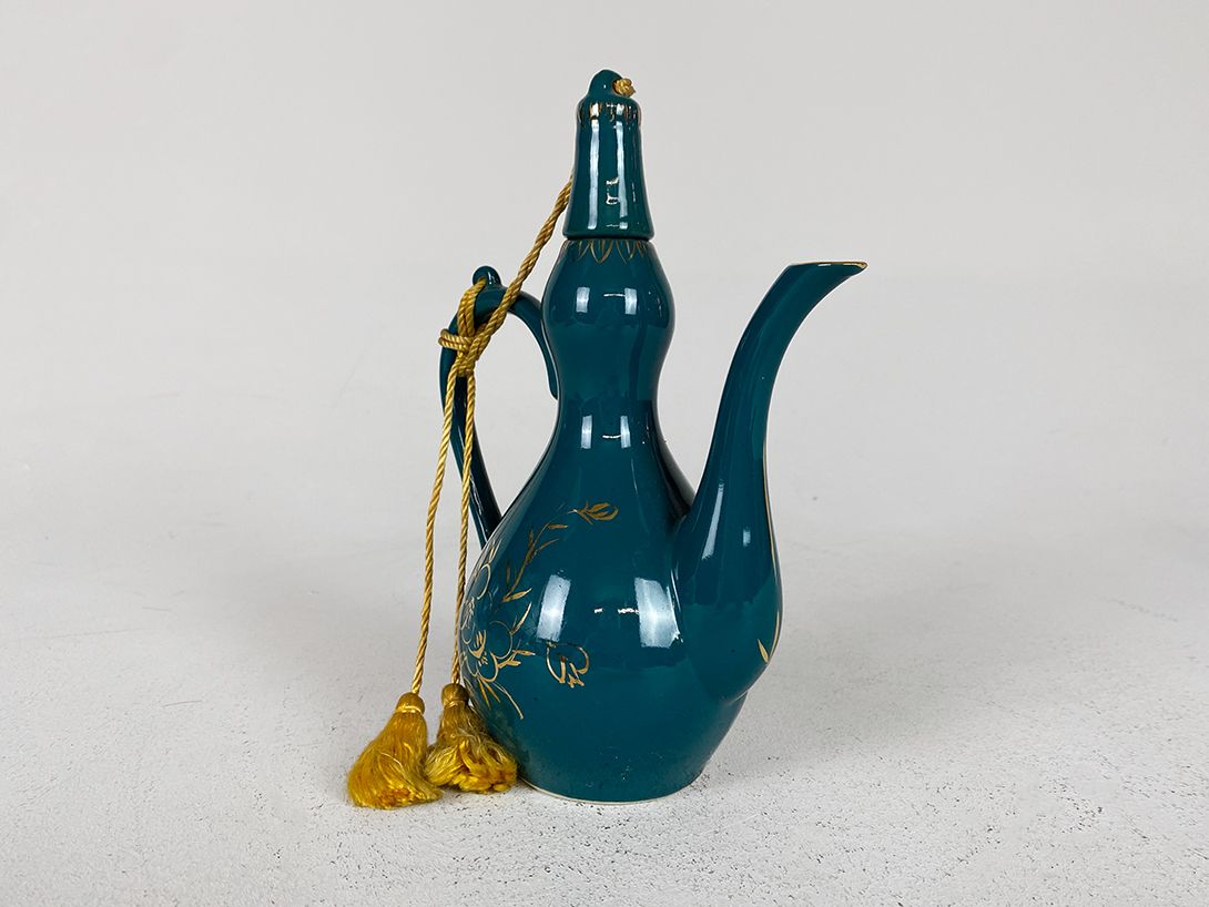 Foto Oriental Teapot with Yellow Cord