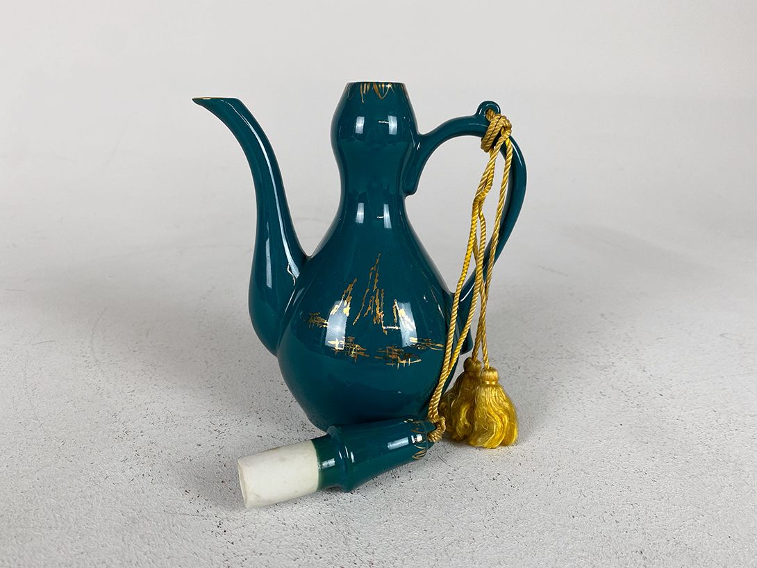 Foto Oriental Teapot with Yellow Cord