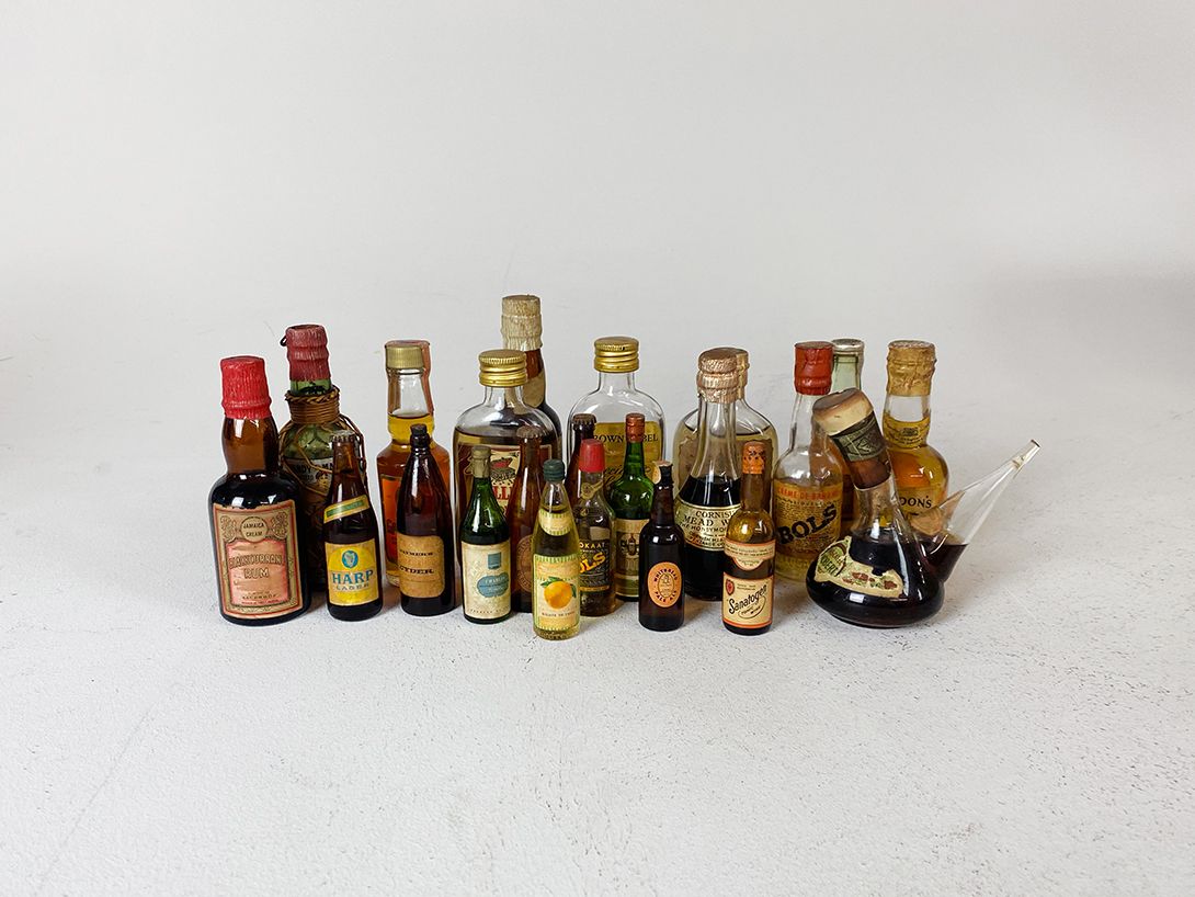 Foto Huge Collection of Tiny Liquor Bottles