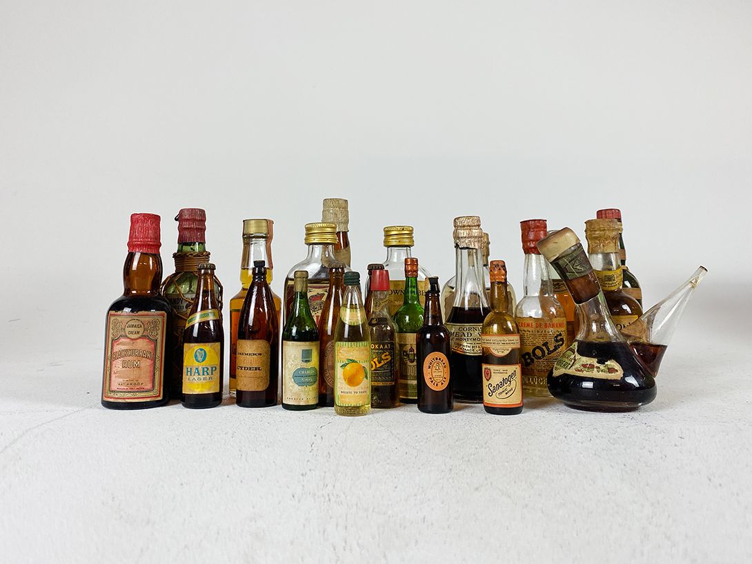 Foto Huge Collection of Tiny Liquor Bottles