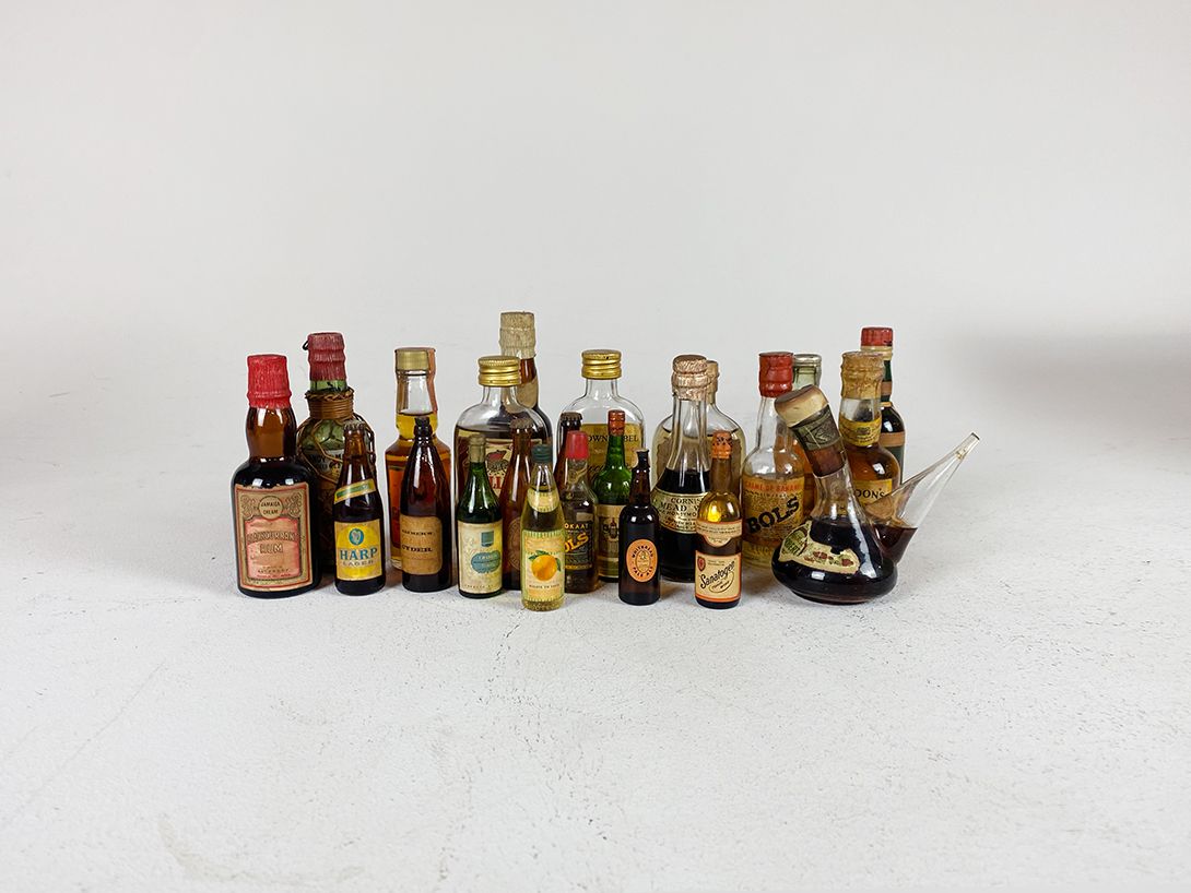 Foto Huge Collection of Tiny Liquor Bottles