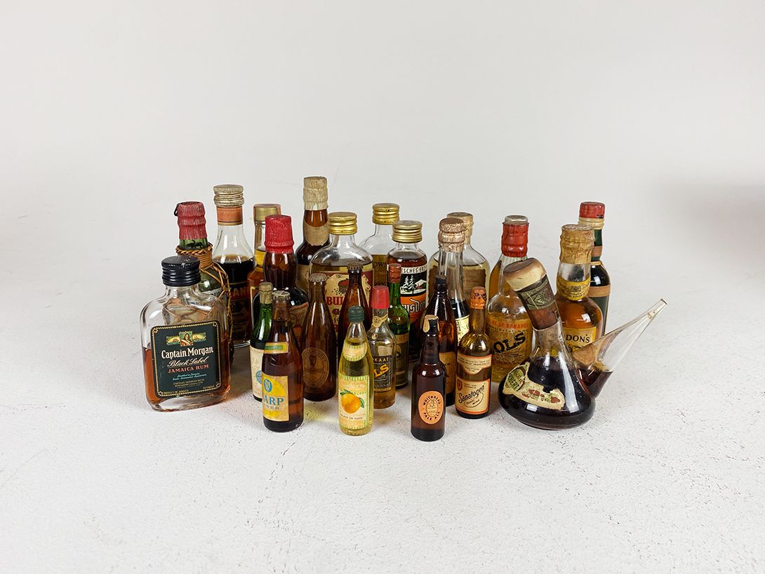 Foto Huge Collection of Tiny Liquor Bottles