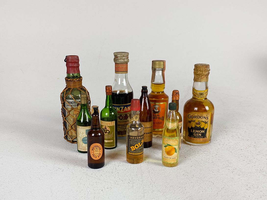 Foto Huge Collection of Tiny Liquor Bottles