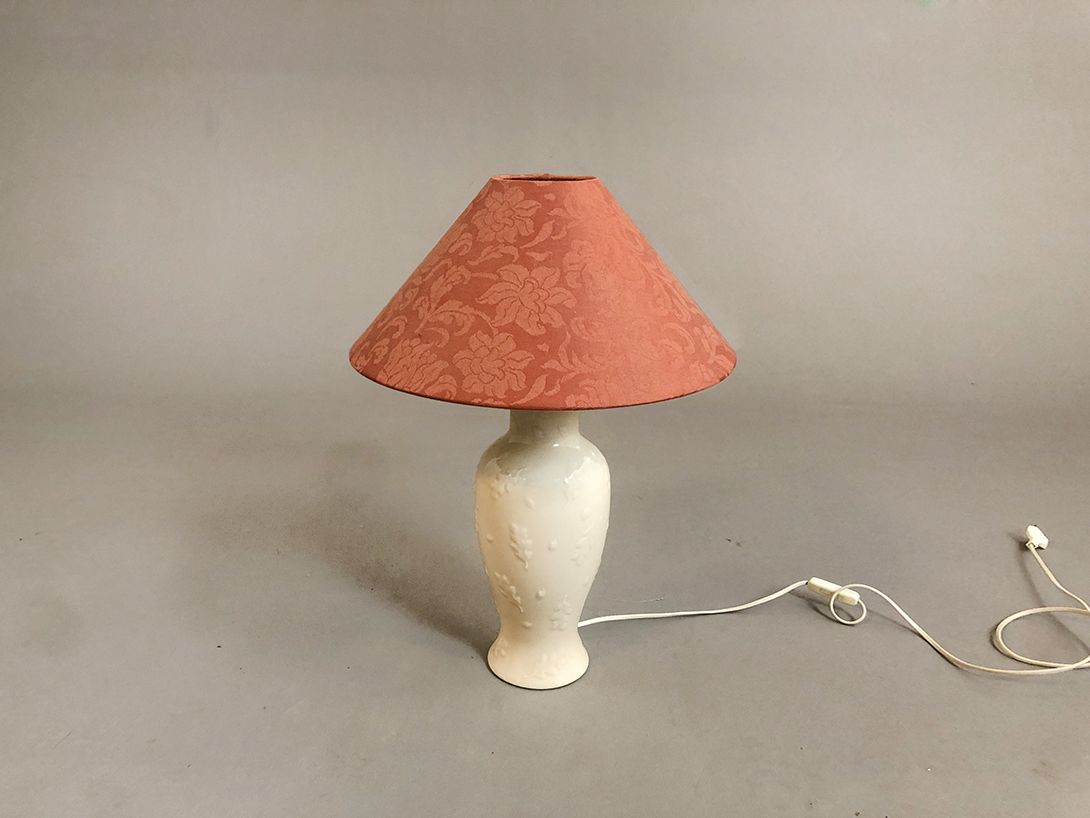 Foto Table Lamp White Ceramic Foot Red Shade h55