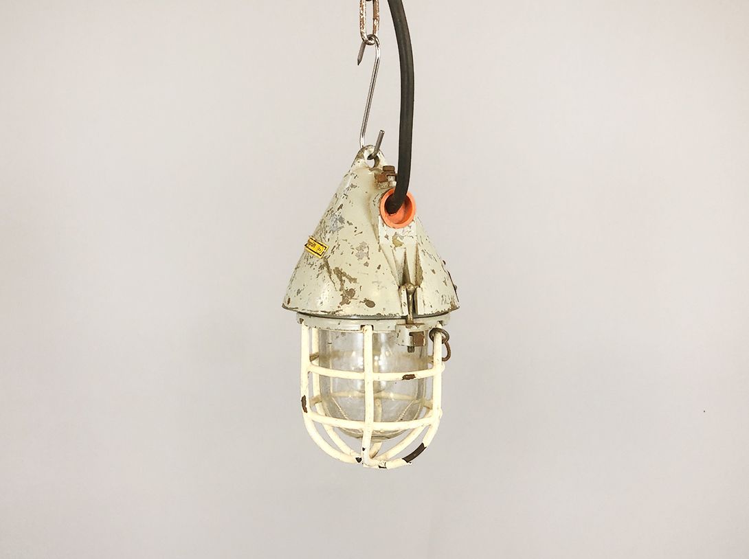 Foto Small Industrial Caged Metal Lamp By EOW h28
