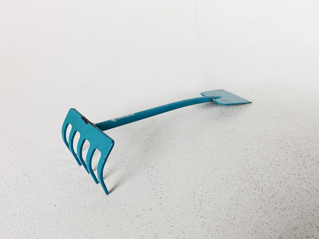 Foto Small Blue Rake Shovel 32x9x7