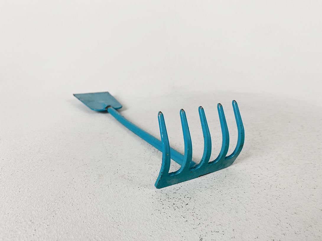 Foto Small Blue Rake Shovel 32x9x7