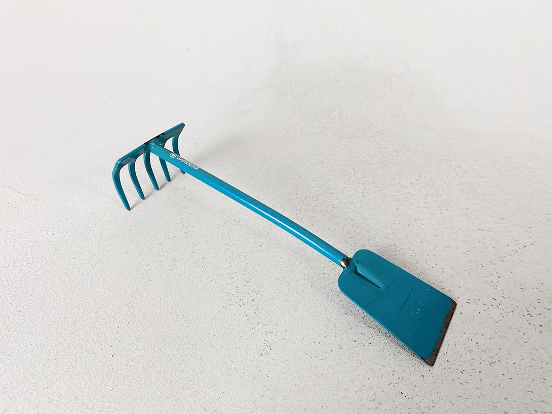 Foto Small Blue Rake Shovel 32x9x7