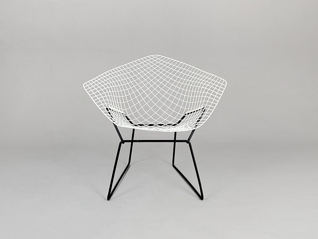 Foto Little Diamond Chair Harry Bertoia  in White and Black h76x54x38
