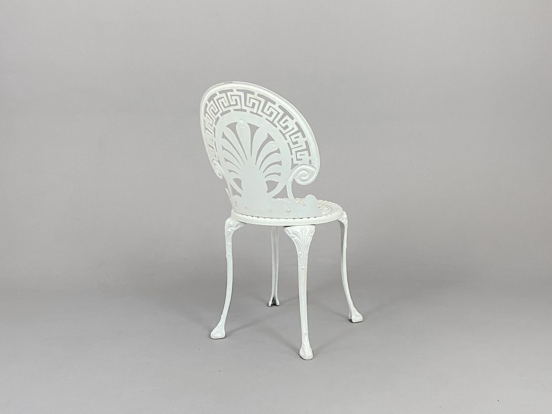 Foto White Metal Garden Chair in Greek Style