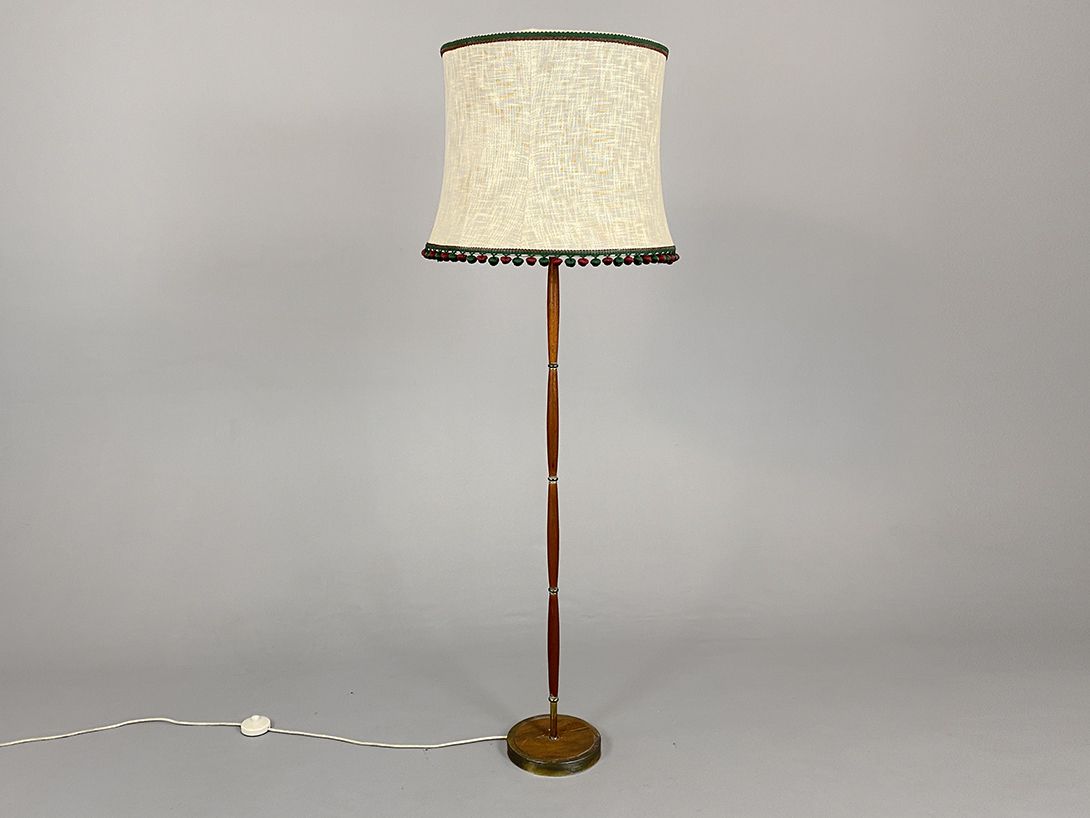 Foto Floor Lamp with Beige Shade on Wooden Foot h157
