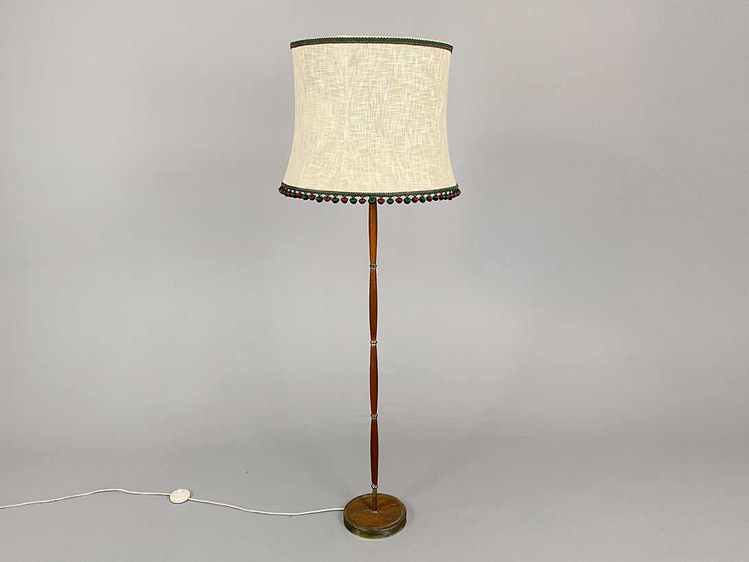 Foto Floor Lamp with Beige Shade on Wooden Foot h157
