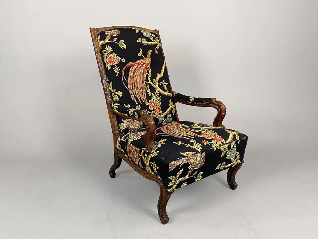 Foto Tall Armchair with Peacock Embroidery