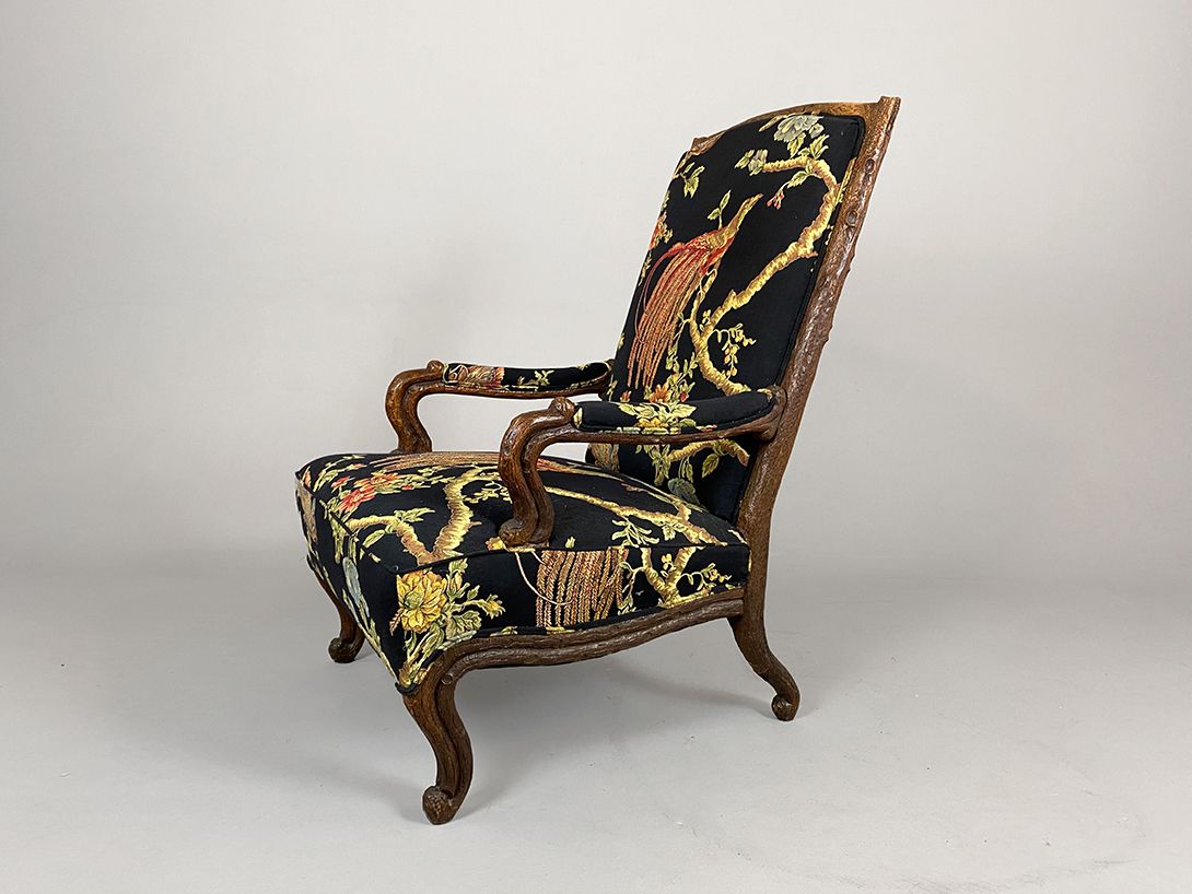 Foto Tall Armchair with Peacock Embroidery