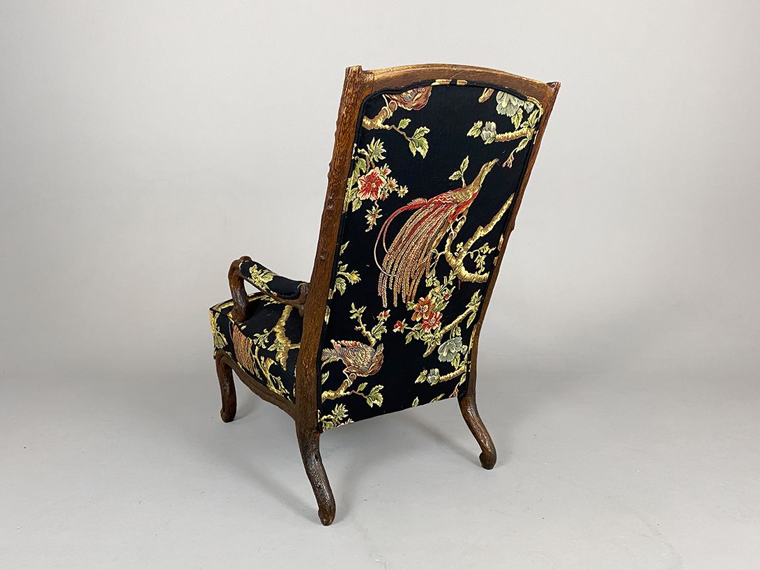 Foto Tall Armchair with Peacock Embroidery