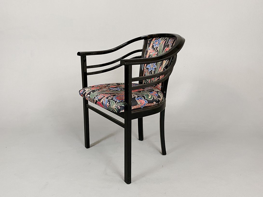 Foto Glossy Black Armchair with Flowered Padding