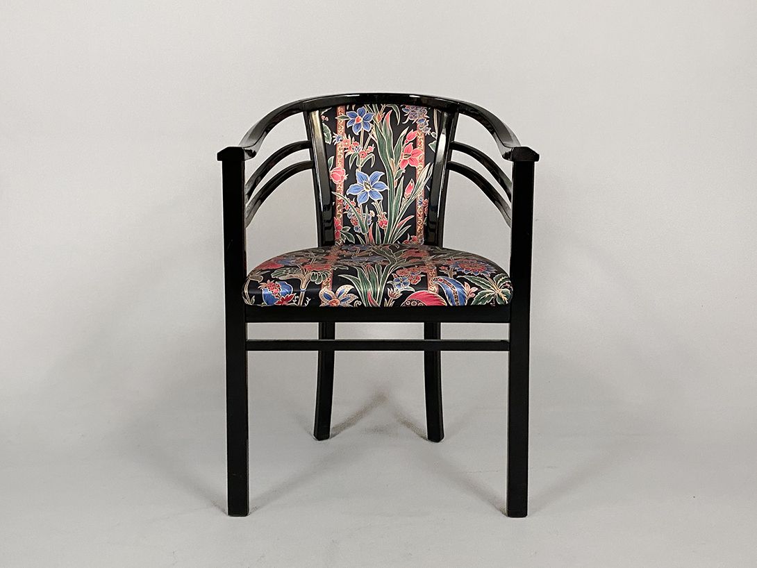 Foto Glossy Black Armchair with Flowered Padding