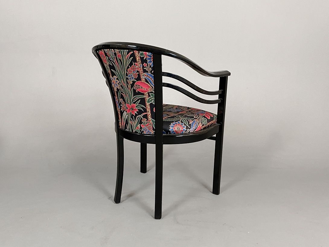 Foto Glossy Black Armchair with Flowered Padding