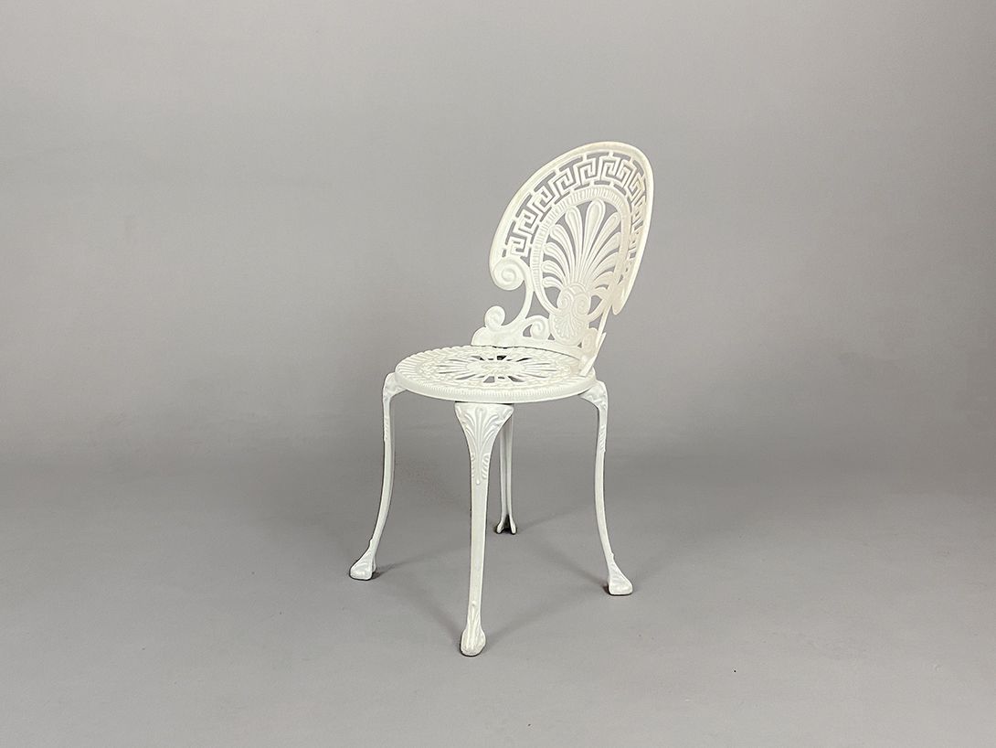 Foto White Metal Garden Chair in Greek Style