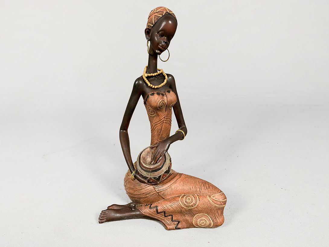 Foto Red African Lady with Bowl