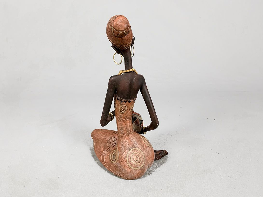 Foto Red African Lady with Bowl