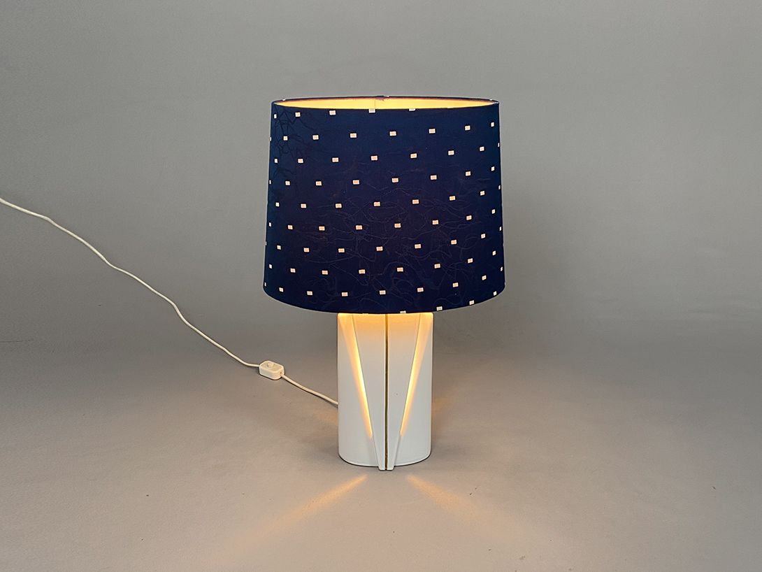 Foto Table Lamp with White Translucent Organic Ceramic Stand Hamburg 1979 h70