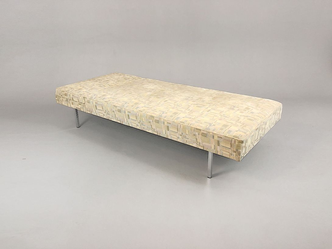 Foto Sofa Daybed Bright Pattern with Variable Head Section Hannover 1978