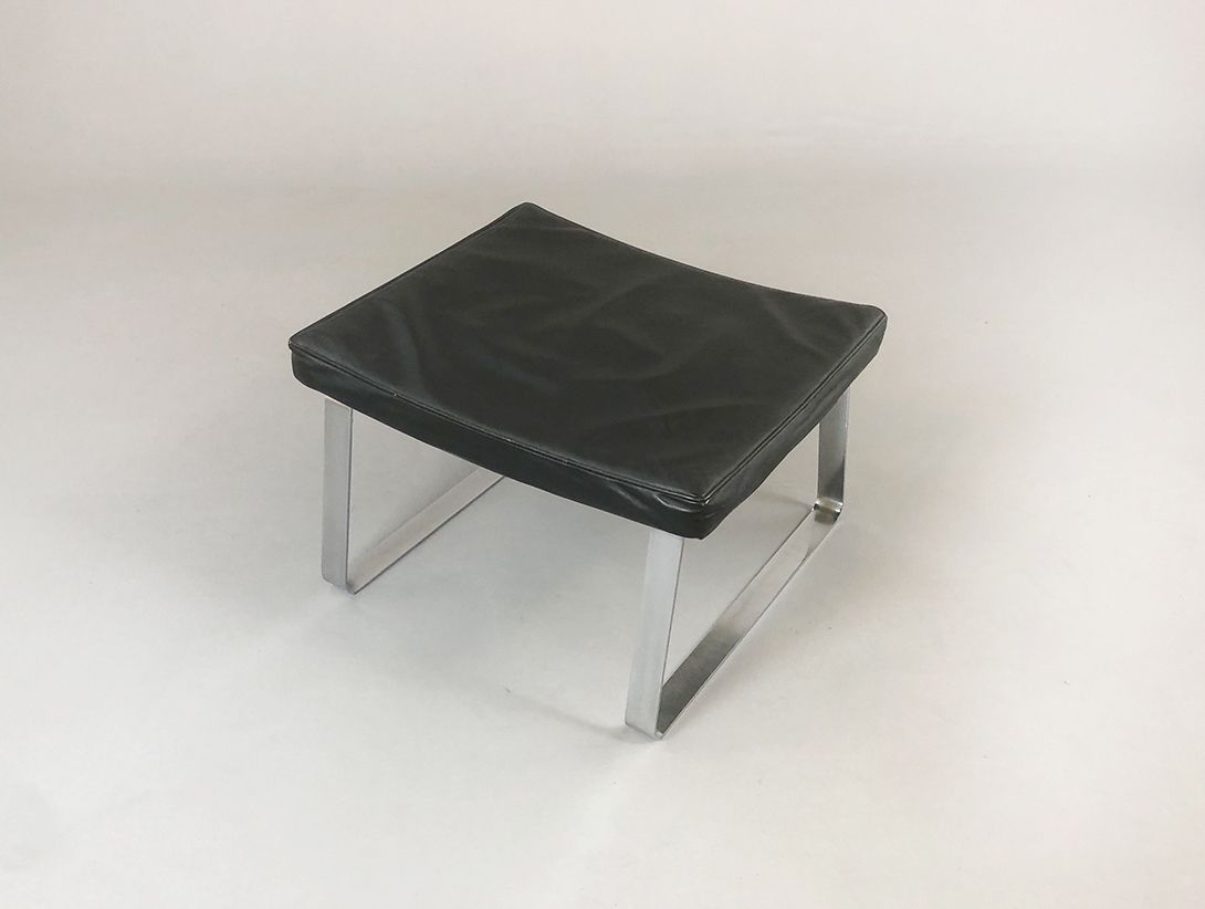 Foto Ottoman Leather Black for matching Lounge Chair Germany 1976 h36