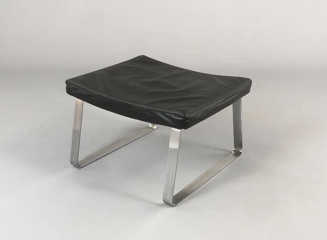 Foto Ottoman Leather Black for matching Lounge Chair Germany 1976 h36