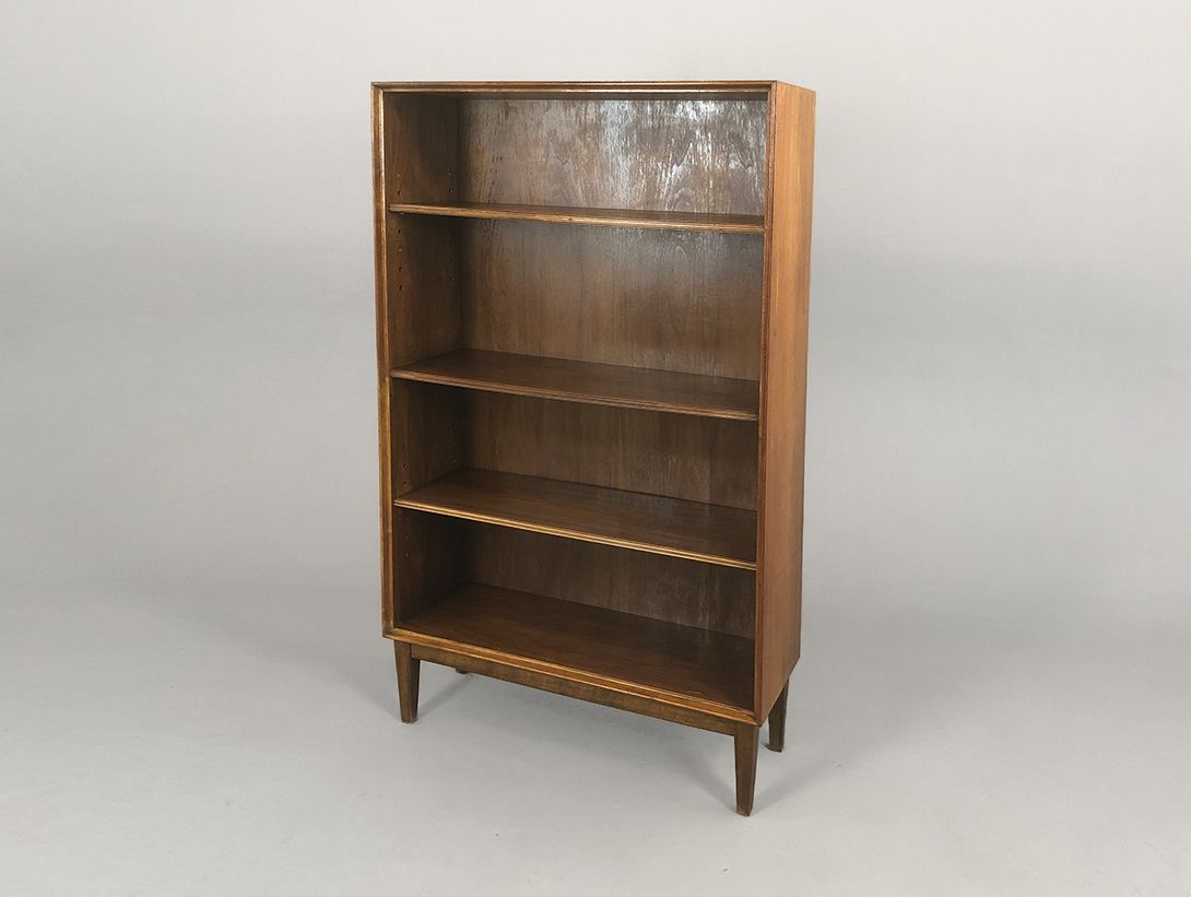 Foto Walnut Bookshelf With Carved Details Bozen 1961 H200