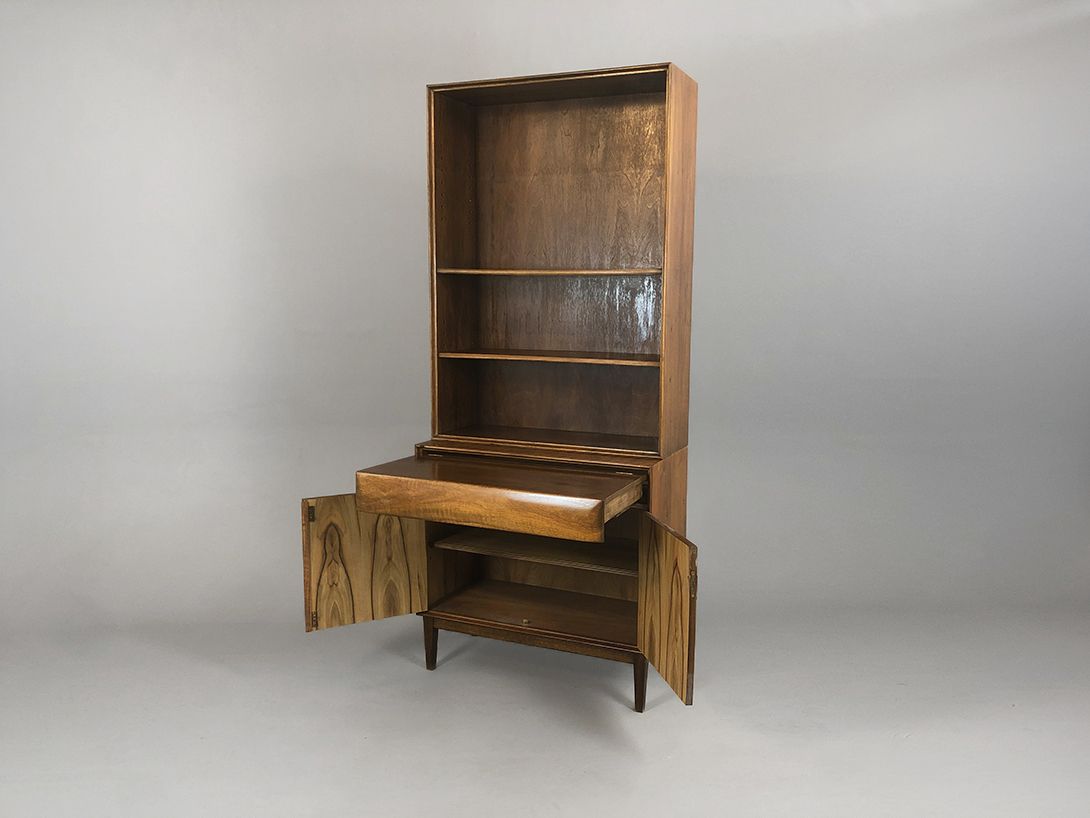 Foto Highboard Walnut Bookshelf with Carved Details Bozen 1961 h200