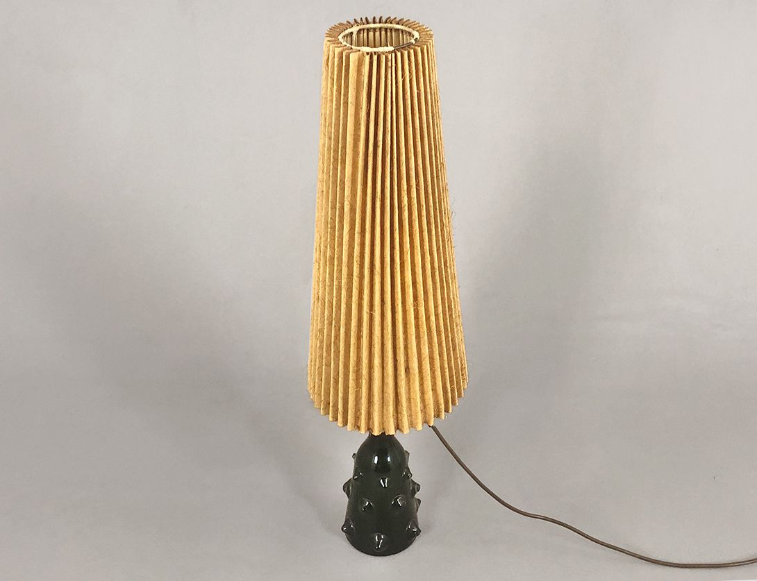 Foto Table Lamp with Structured Pleated Fabric Shade and Dark Green Glass Base h79