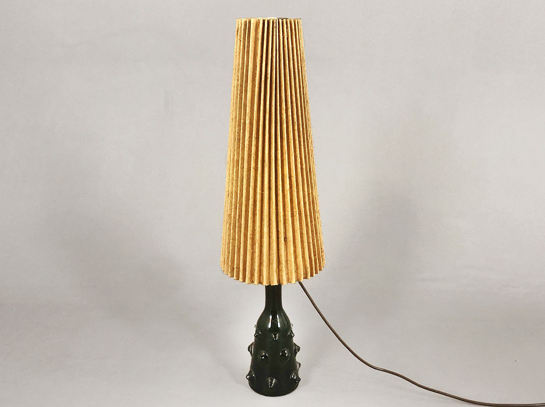 Foto Table Lamp with Structured Pleated Fabric Shade and Dark Green Glass Base h79