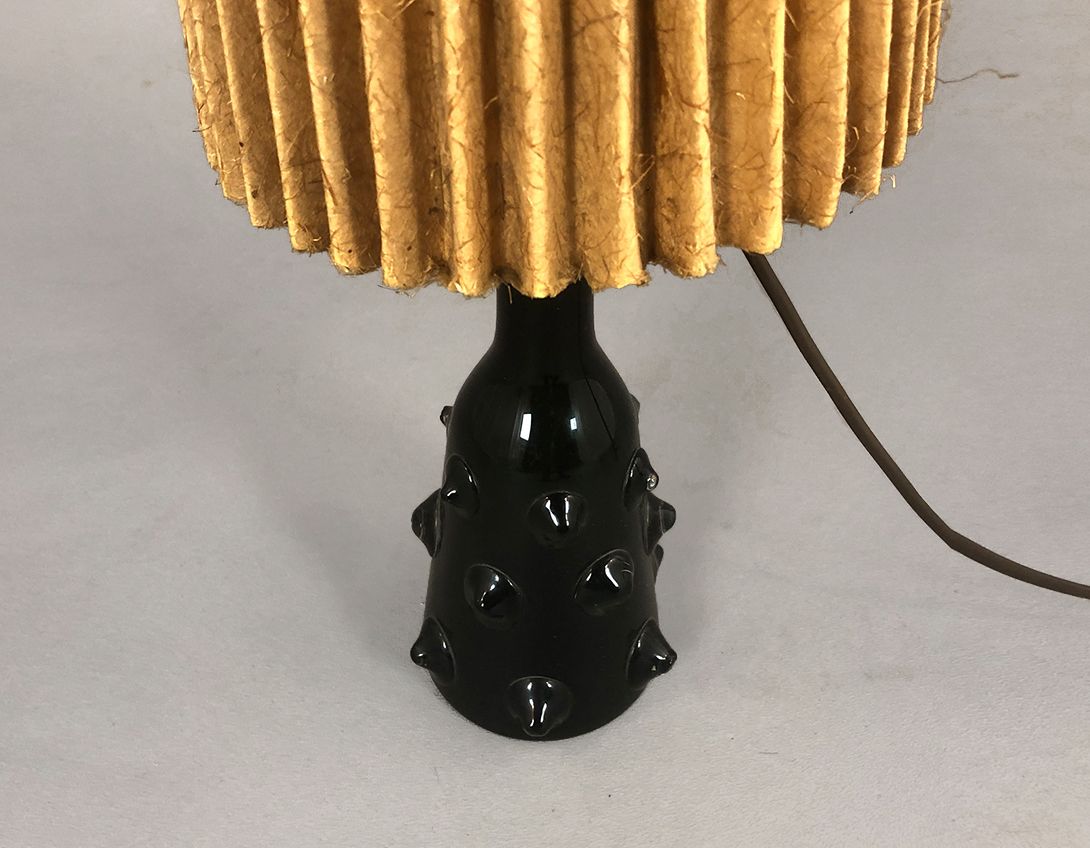 Foto Table Lamp with Structured Pleated Fabric Shade and Dark Green Glass Base h79