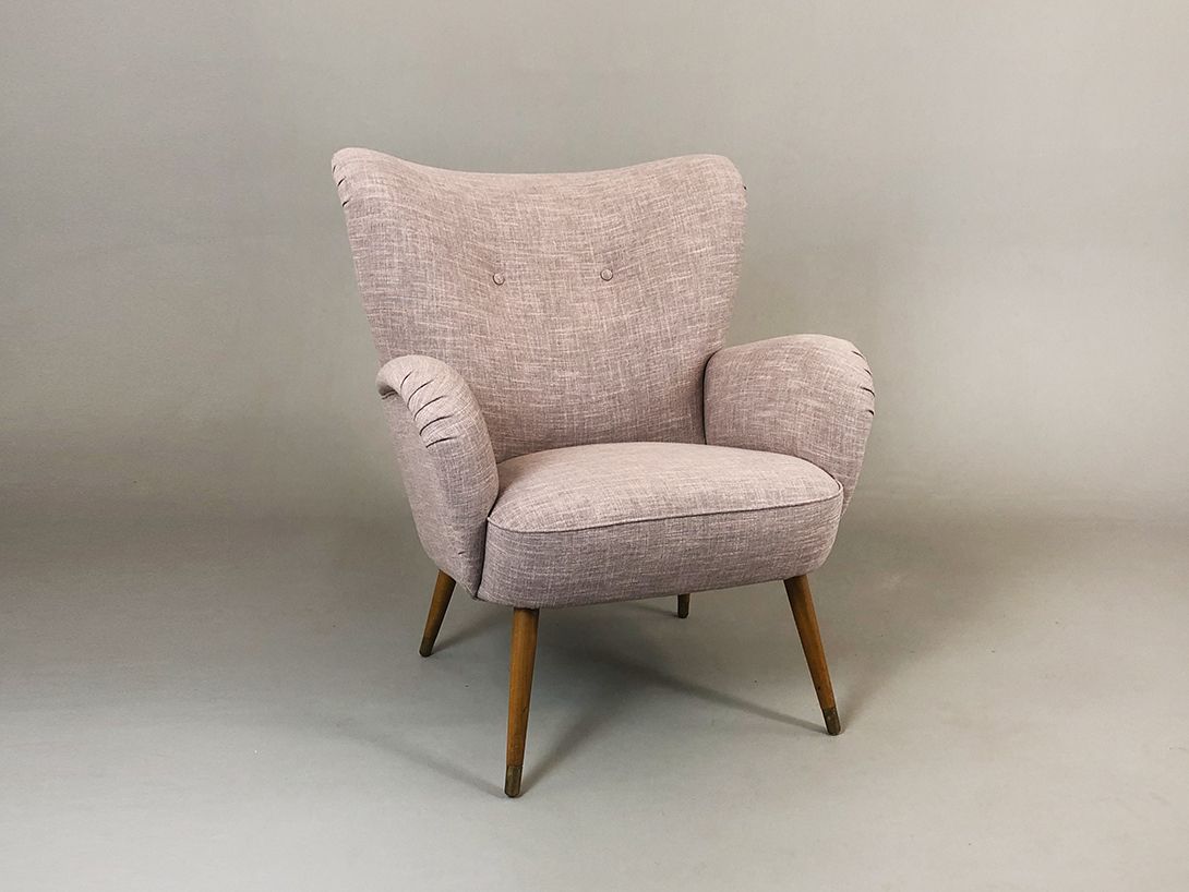 Foto Armchair with Lilac Fabric And Wooden Feet Hannover 1954