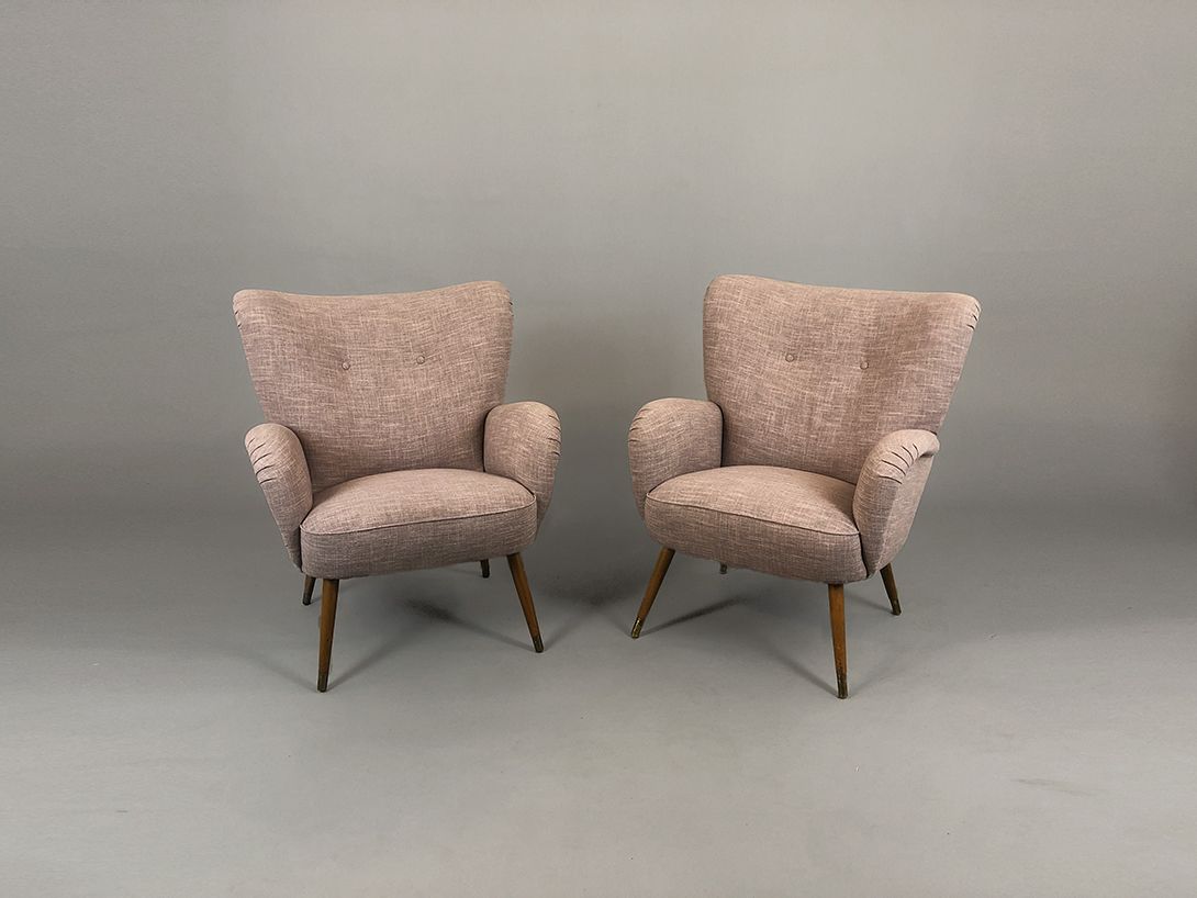 Foto Armchair with Lilac Fabric And Wooden Feet Hannover 1954