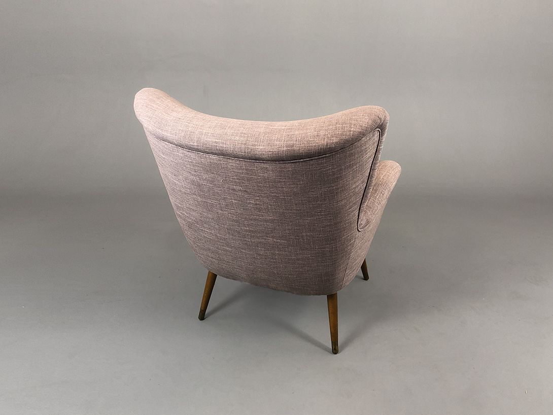 Foto Armchair with Lilac Fabric And Wooden Feet Hannover 1954