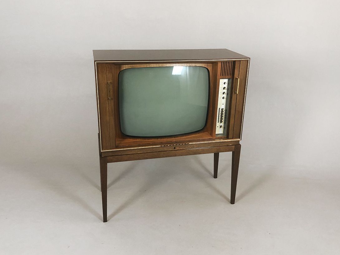 Foto Blaupunkt TV with Cabinet Doors, 1970